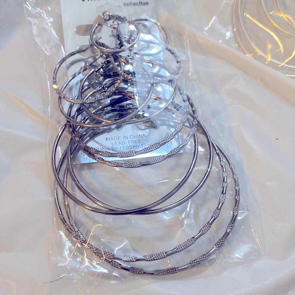 Gun metal multi-size hoop earrings.